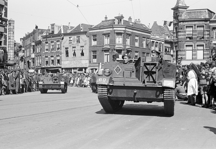 831627 Afbeelding van de Memorial D-Day Parade met militairen van de 3rd Canadian Infantry Division op de Neude te ...